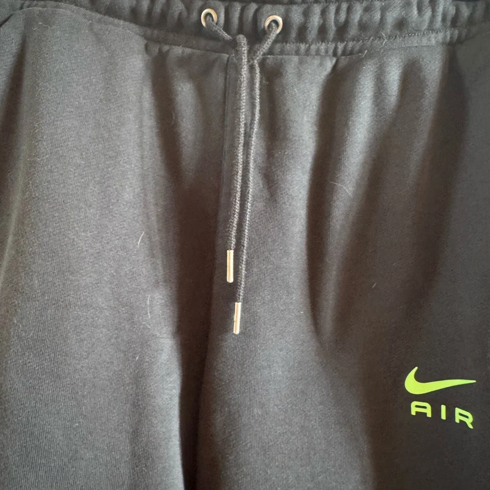 Nike‎ Air Men's Size Large Black Gray Athletic Shorts Green Swoosh Zipped Pocket